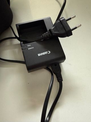 Cámara Canon EOS 2000D + Objetivo + Funda