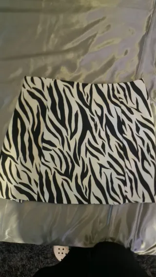 Falda Bershka estampado cebra