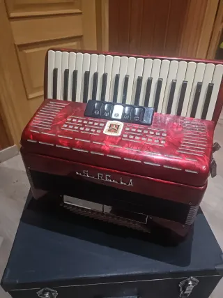Acordeón rojo con funda