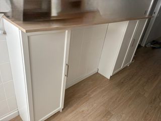 Muebles blancos con barra, se puede separar