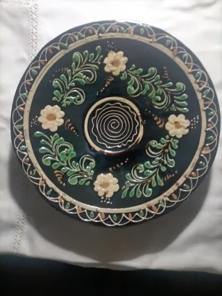 Plato decorativo pintado a mano 1970. 31 cm. Diáme