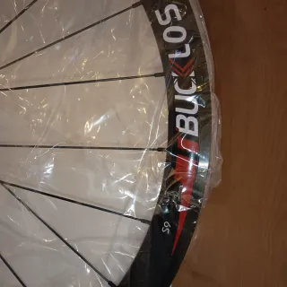 Ruedas  con casco de Carbono 700C Bucklos. S9