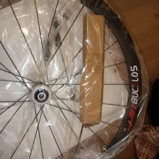 Ruedas  con casco de Carbono 700C Bucklos. S9