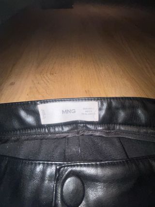 Pantalón polipiel negro Mango Talla M