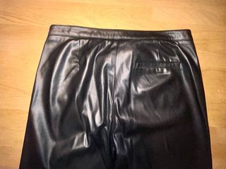 Pantalón polipiel negro Mango Talla M