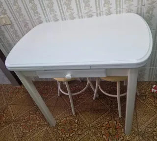 Mesa de cocina blanca con cajón