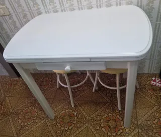 Mesa de cocina blanca con cajón