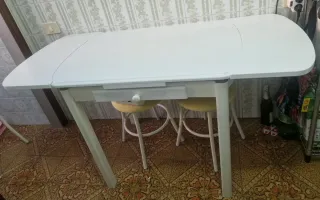 Mesa de cocina blanca con cajón