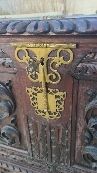 Arca tallada con herrajes de bronce
