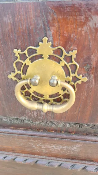 Arca tallada con herrajes de bronce