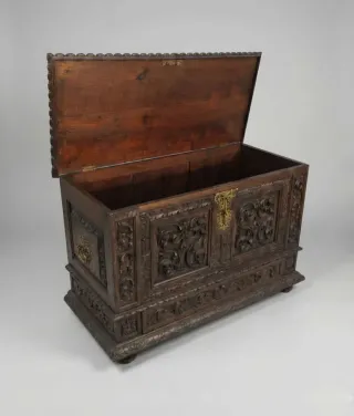 Arca tallada con herrajes de bronce