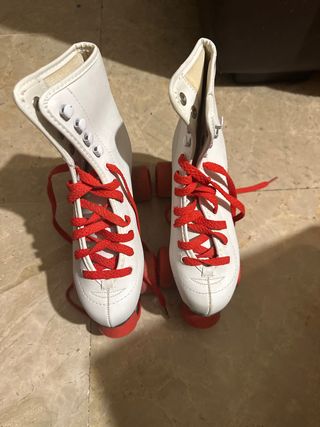 Patines blancos con cordones rojos talla 37