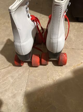 Patines blancos con cordones rojos talla 37