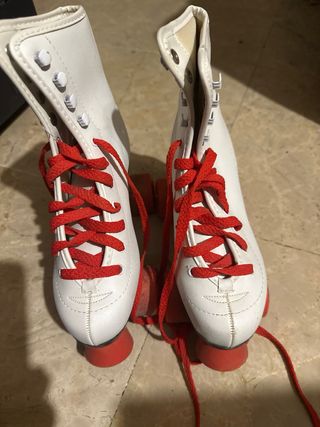 Patines blancos con cordones rojos talla 37
