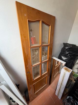 Puerta de madera con cristal y tirador