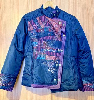 Cazadora acolchada bordada azul y morada