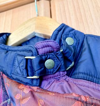 Cazadora acolchada bordada azul y morada