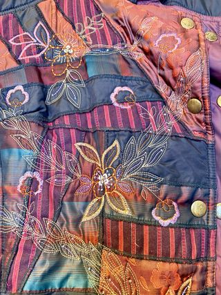 Cazadora acolchada bordada azul y morada