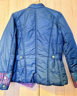 Cazadora acolchada bordada azul y morada