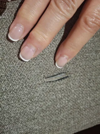 Sofá Chaise Longue 3 Plazas de color marrón.