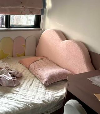 Cabecero acolchado en forma de nube gris/rosa