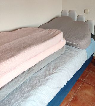 Cabecero acolchado en forma de nube gris/rosa