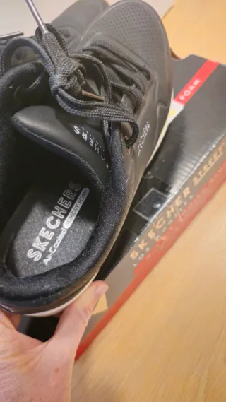 Zapatillas Skechers T38 Negras y Blancas