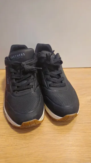 Zapatillas Skechers T38 Negras y Blancas