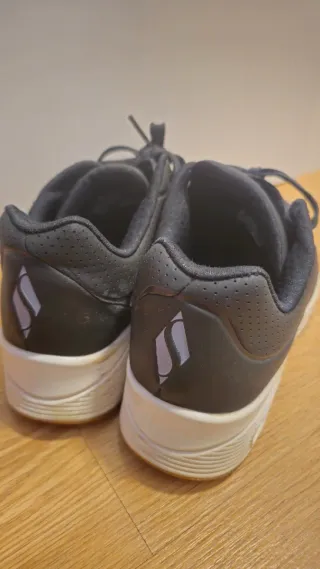 Zapatillas Skechers T38 Negras y Blancas