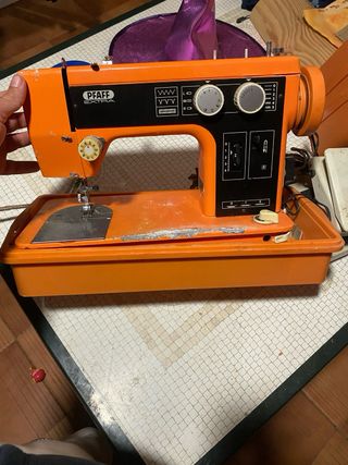 Maquina de coser vintage, portatil.
