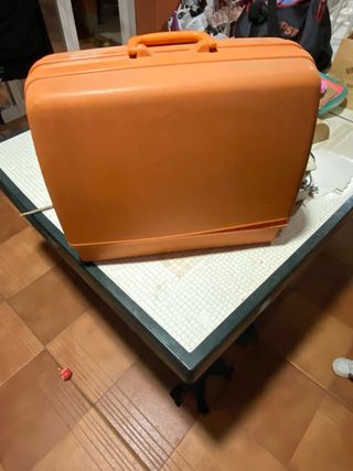 Maquina de coser vintage, portatil.