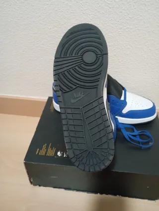 Nike Air Jordan 1 Mid Azul y Blanco