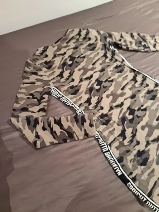 Vestido camuflaje militar con banda lateral