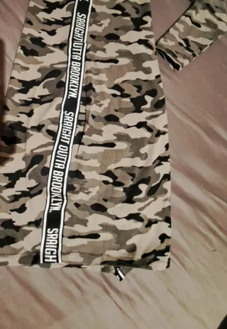 Vestido camuflaje militar con banda lateral