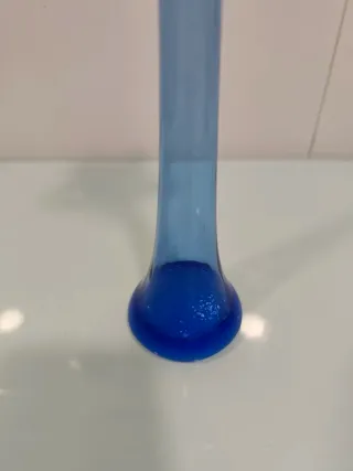 Jarrón de cristal azul con forma de flor