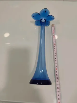 Jarrón de cristal azul con forma de flor