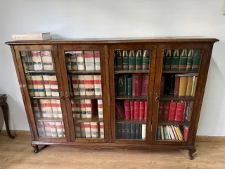 despacho,dos mesas escritorio,dos sillas,vitrina