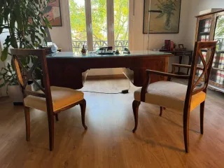 despacho,dos mesas escritorio,dos sillas,vitrina