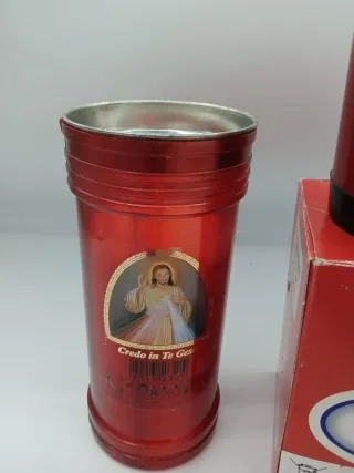 Lume rosso con 3 candele bianche