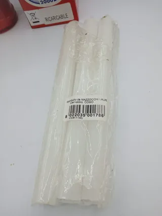 Lume rosso con 3 candele bianche