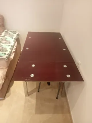 Mesa de cristal morado y acero