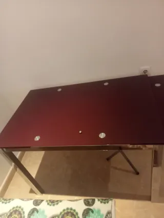 Mesa de cristal morado y acero