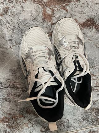 Zapatillas Asics Blancas y Plateadas