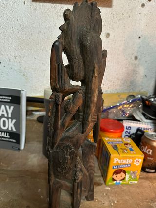 Figura de madera tallada a mano