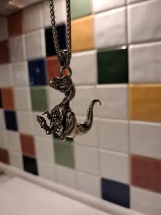 Collar reptil alienígena plateado