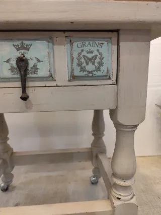 Mesita auxiliar rústica con ruedas