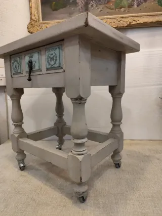 Mesita auxiliar rústica con ruedas