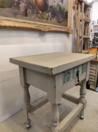 Mesita auxiliar rústica con ruedas