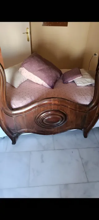 Cama antigua de madera