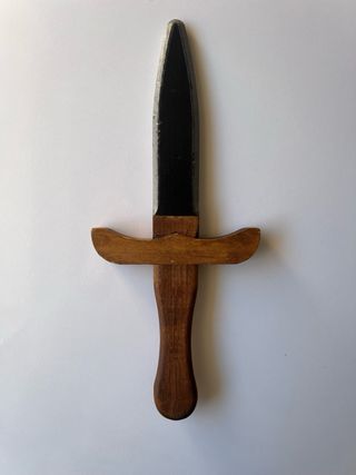 Puñal de madera juguete